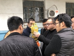 施工员从进入工地之后通过学习和实践，能胜任高级施工员